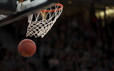 NBA篮球季后赛现场 - 球员投篮瞬间与观众热烈氛围
